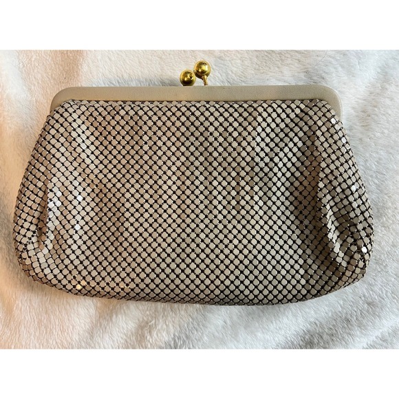 Vintage Whiting‎ and Davis Beige Mesh Clutch with Kiss Clasp - Picture 4 of 4